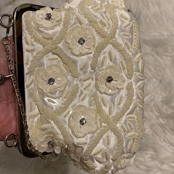 Beaded clutch evening bag with removable silvertone chain. Snap closure - Picture 7 of 8